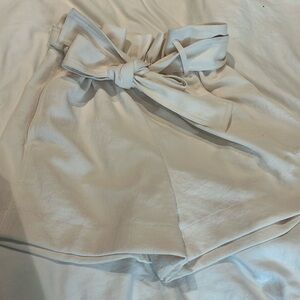 Wilfred / Aritzia Off-white shorts